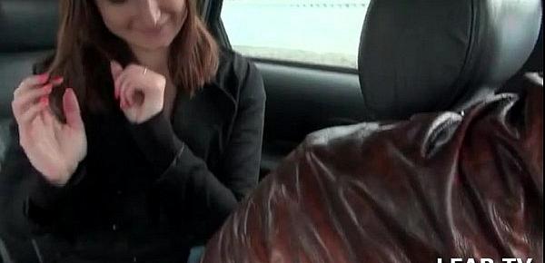  Petite coquine se masturbe dans le taxi qui en profite pour la doigter